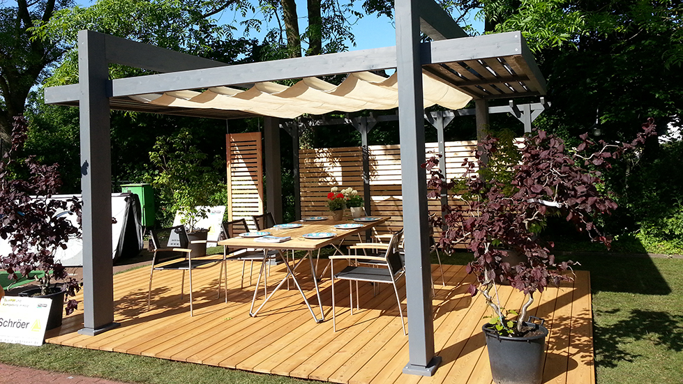 Freisitz mit Gartenmöbeln und Terrassendielen SLIDE Holz